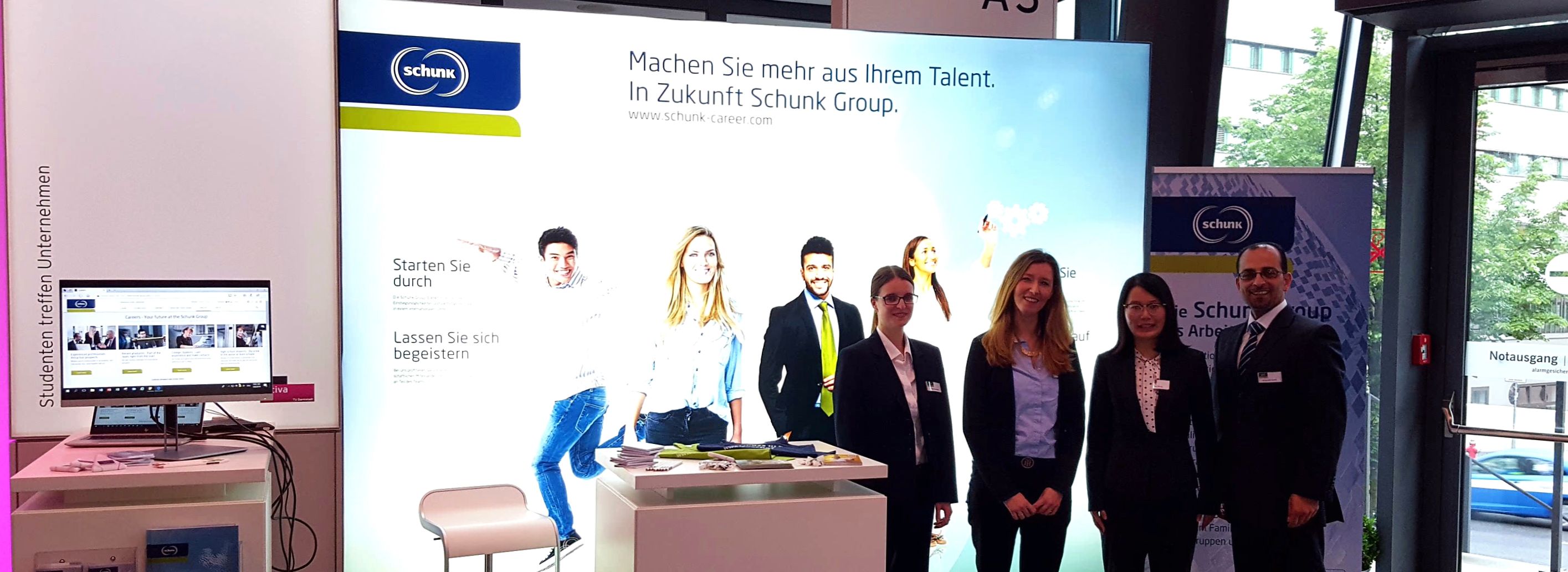 Schunk team at the university fair booth